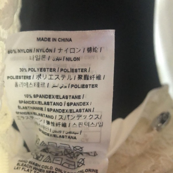 Ladies NWT Guess White Lace 3/4 sleeve Crop Top - Size Small - Picture 6 of 6